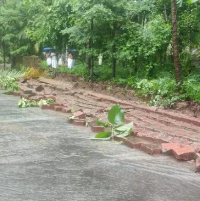 सावंतवाडी वेदशाळेची कोसळली संरक्षक भिंत ; भटवाडीतील या वेदशाळेचे सुमारे १ लाखाचे झाले नुकसान.