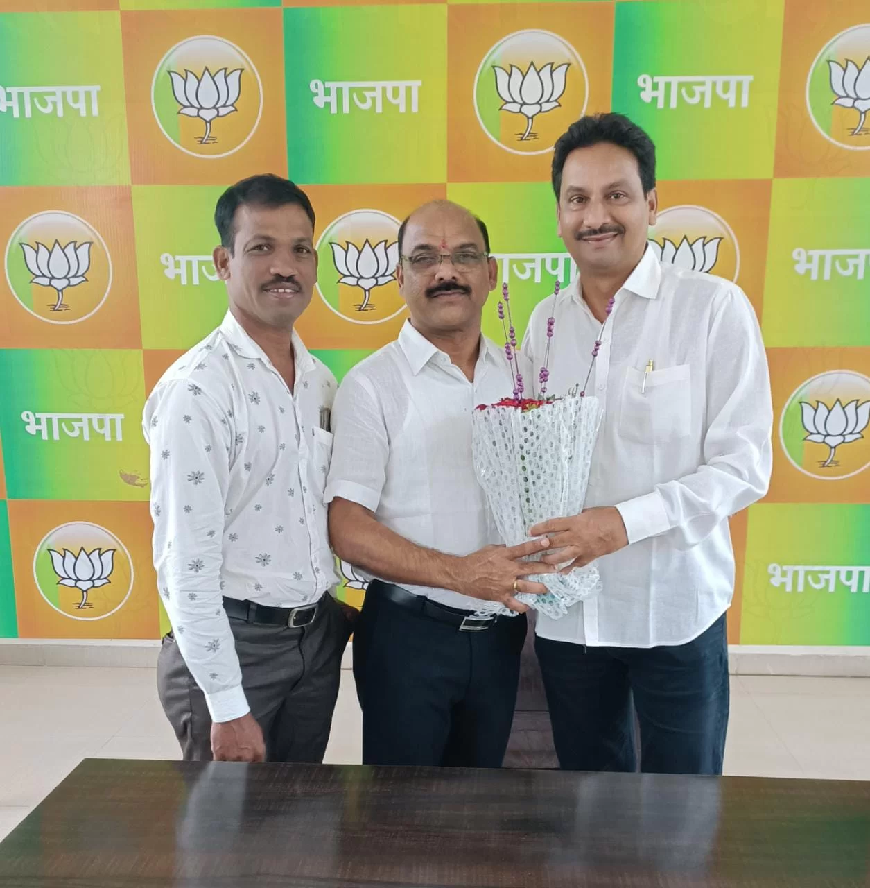 भाजपाचे नूतन जिल्हाध्यक्ष प्रभाकर सावंत यांना जिल्हा उपाध्यक्ष प्रमोद रावराणे यांनी दिल्या शुभेच्छा.