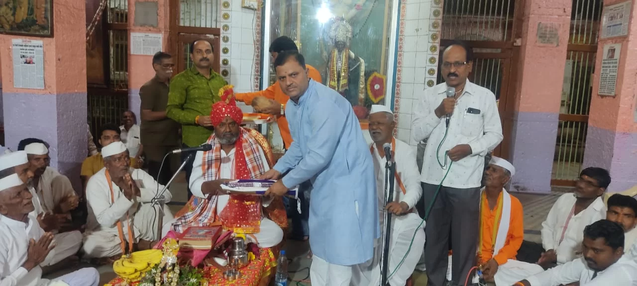 आधुनिक युगातील मानवी समस्यांवर श्रीमद्भगवदगीता मंगलमय किमया घडवू शकते ; ह.भ.प.इंगळे महाराजांनी श्री क्षेत्र अक्कलकोट येथी निरुपणात दिला संदेश.