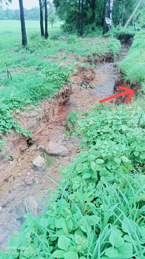 मालवण-कसाल मार्गावर खोदलेल्या चरांमुळे मुख्य  रस्त्याला धोका..!