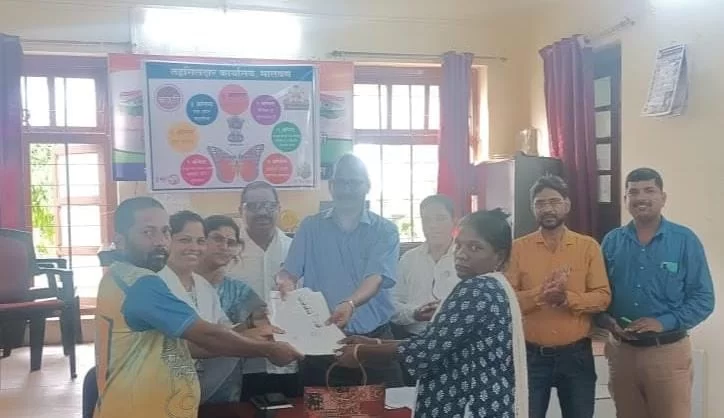 महसूल सप्ताह अंतर्गत कोळंब मंडळ कार्यक्षेत्रात विशेष कार्यक्रम ; सलोखा योजने अंतर्गत प्रकरण दुय्यम निबंधक मालवण यांच्याकडे सादर.