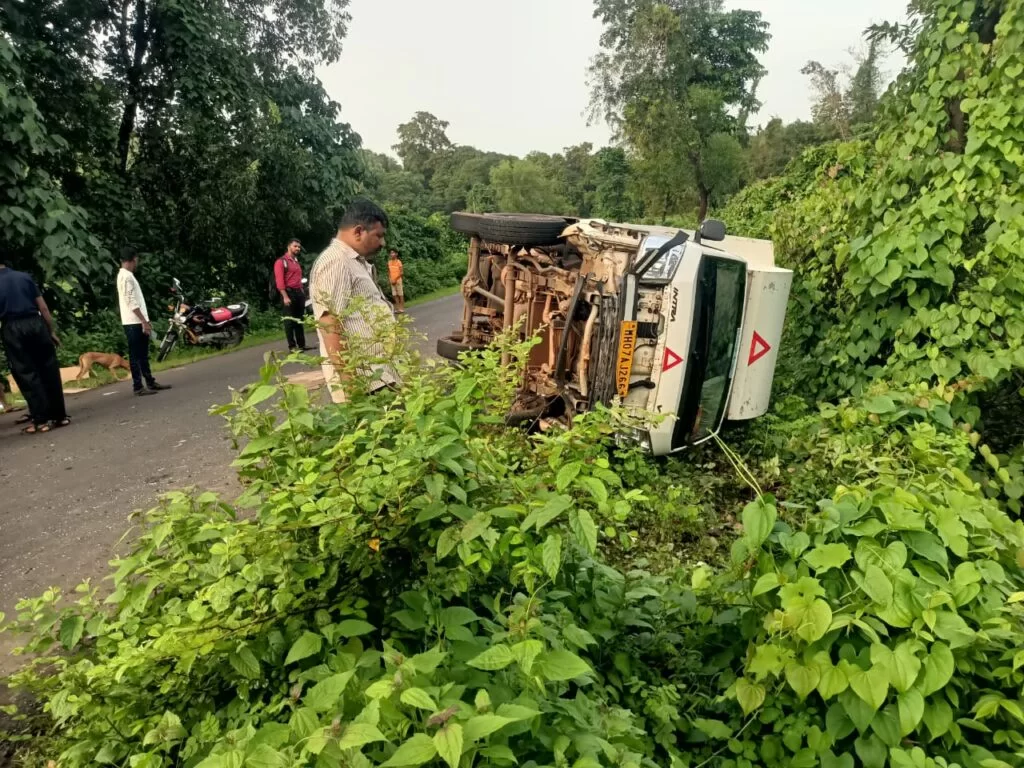 रामगड येथे टेंपोला अपघात ; क्लीनर जागीच ठार.