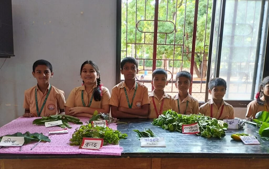 रोझरी इंग्लिश स्कूल मध्ये भरले रान भाज्यांचे प्रदर्शन.