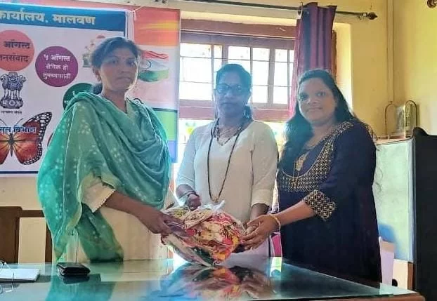 मसुरेतील पावणाई महिला बचत गटाच्या वतीने भारतीय सैनिकांना ५०० राख्या भेट ; उपक्रमाची तहसीलदार वर्षा झालटे यांनी केली प्रशंसा.