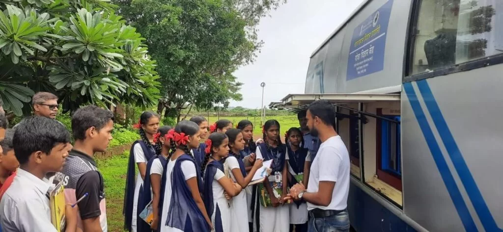 मुणगेत 'सायन्स ऑन व्हील्स'.