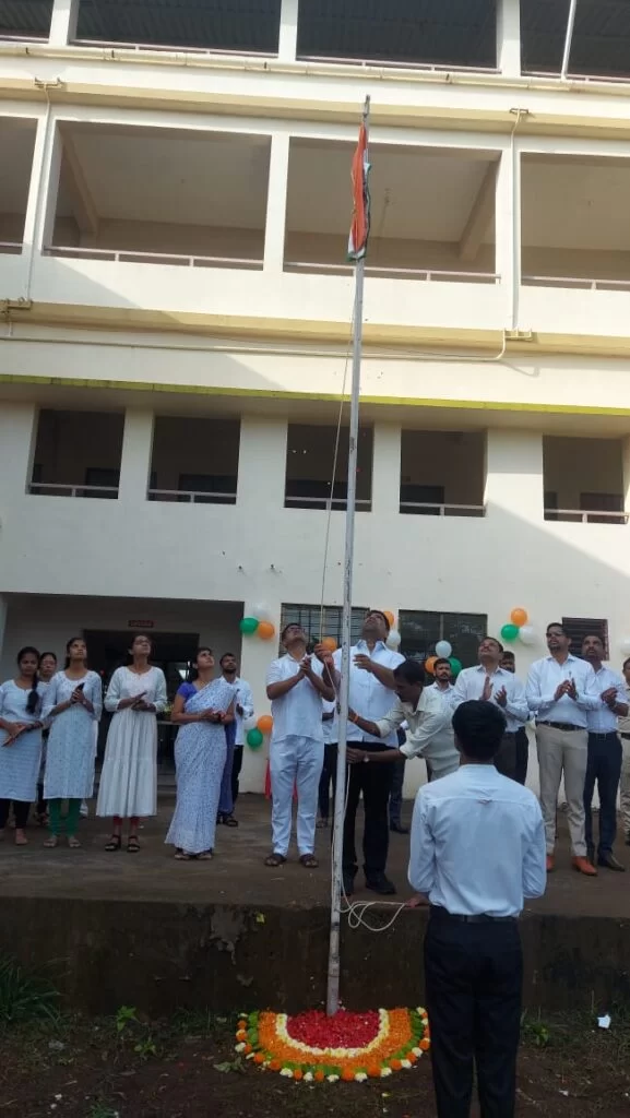 शिरवलच्या विजयराव नाईक फार्मसी काॅलेज येथे आमदार वैभव नाईक यांच्या हस्ते झेंडावंदन संपन्न.