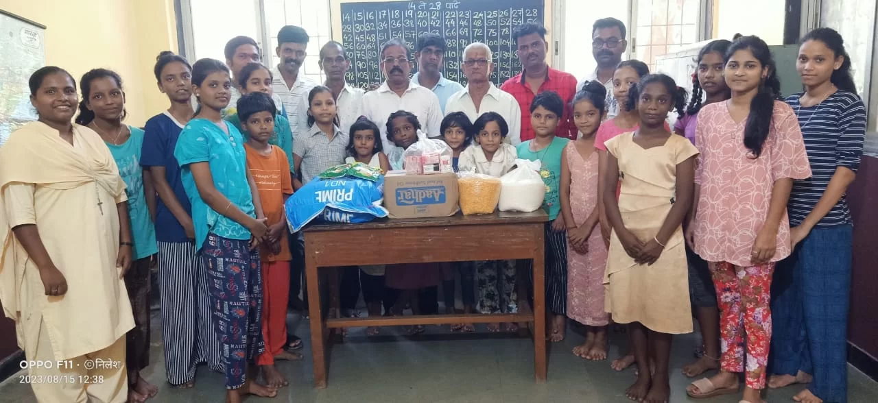 मालवणच्या रिक्षा व्यावसायिक चालक-मालक यांनी फातिमा काॅन्व्हेंटला भेट देत केली मदत...!