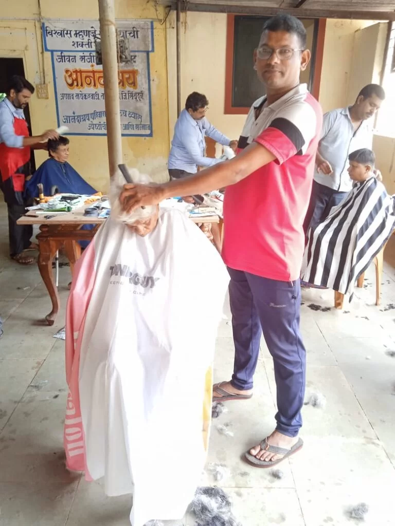 सुकळवाड मधील नाभिक बांधवांचा अनोखा सेवा आदर्श.