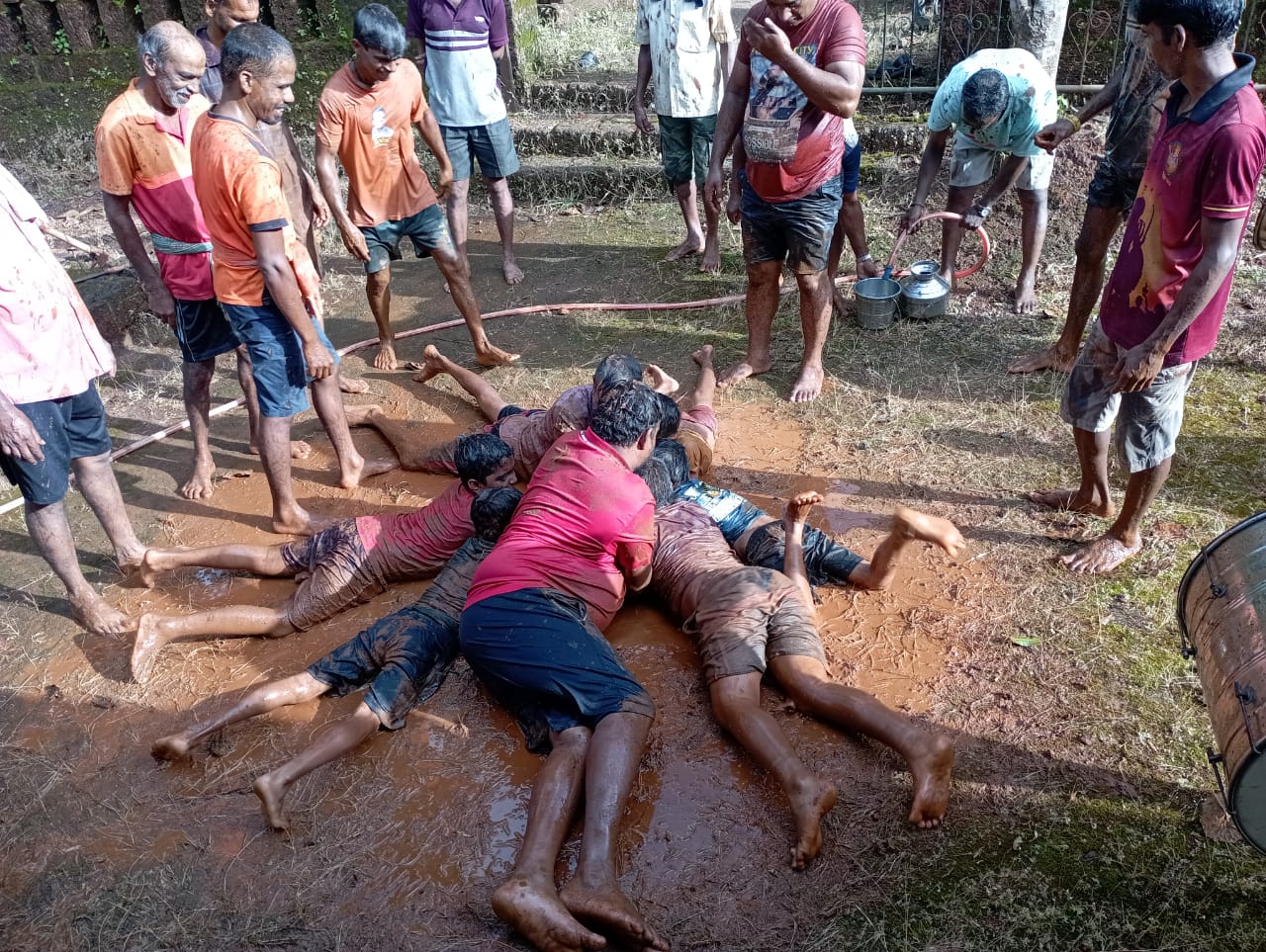 भल्ली भल्ली भावय...चाफेड - गावठण येथील कुलस्वामिनी मंदिरात भावई उत्सव उत्साहात