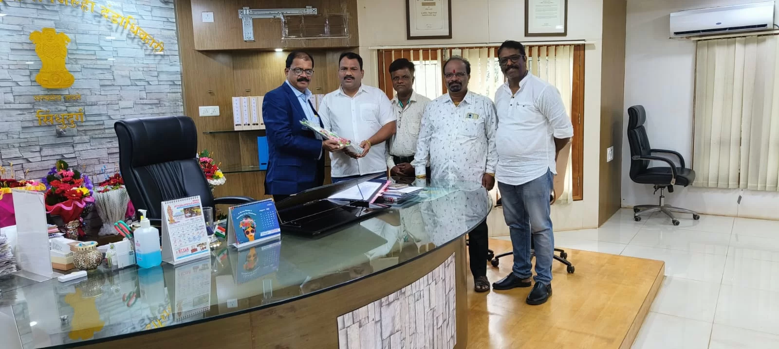 पर्यटन व्यावसायिक महासंघाचे अध्यक्ष श्री विष्णू मोंडकर यांच्या प्रमुखत्वाखाली पर्यटन महासंघाच्या शिष्टमंडळाने घेतली नूतन जिल्हाधिकारी किशोर तावडे यांची भेट.