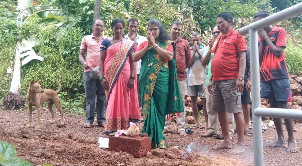 बिळवस वरचावाडा येथे रस्ता कामाचे भूमीपूजन सरपंच मानसी पालव यांच्या हस्ते संपन्न.