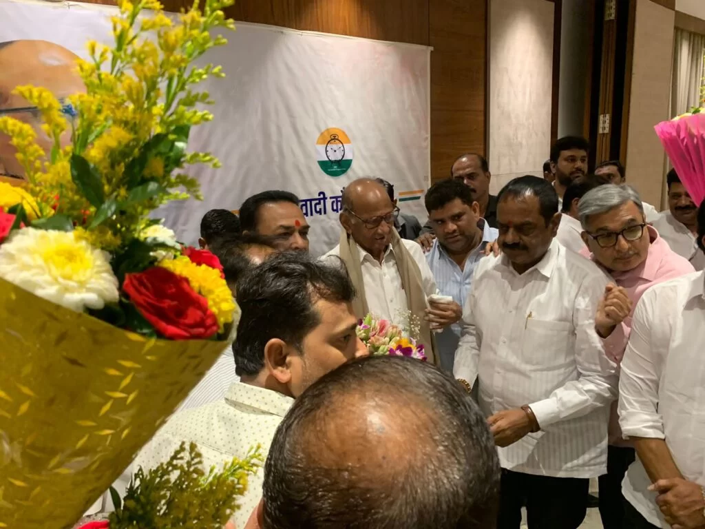 आमदार वैभव नाईक यांनी राष्ट्रवादी काॅन्ग्रेस पक्षाचे अध्यक्ष शरद पवार यांची कोल्हापूरात घेतली सदिच्छा भेट.