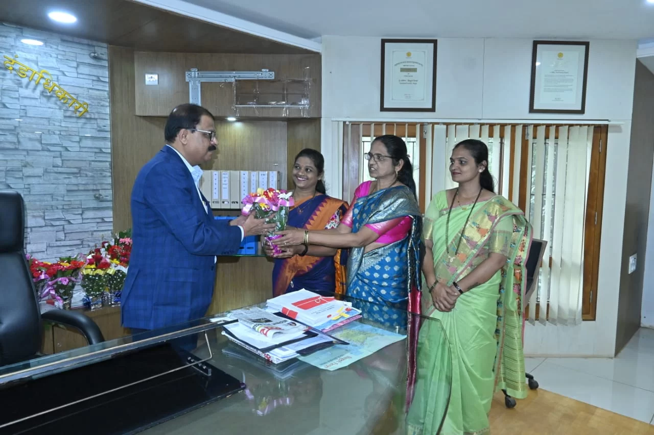सिंधुदुर्ग जिल्हा महिला उत्कर्ष समितीच्या सदस्य व पदाधिकार्यांनी नूतन जिल्हाधिकारी श्री. किशोर तावडे यांची घेतली सदिच्छा भेट.