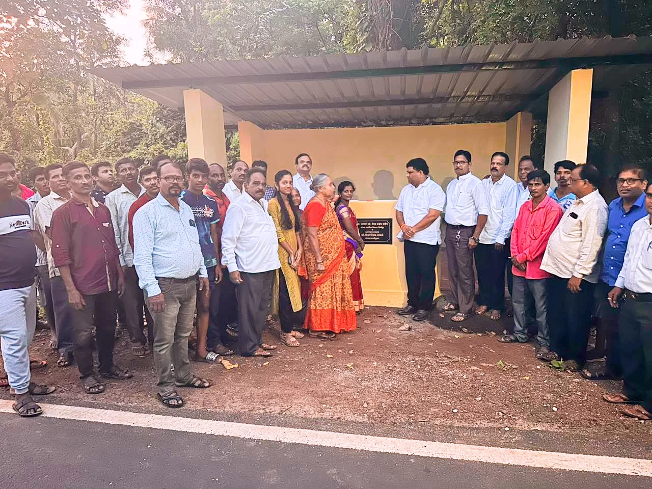 पाट मधील गवळदेव येथे आ. वैभव नाईक यांच्या माध्यमातून उभारलेल्या एस टी प्रवासी पिक अप शेडचे लोकार्पण.
