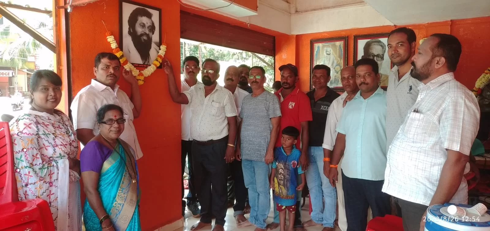 मालवणच्या शिवसेना उद्धव बाळासाहेब ठाकरे पक्षाच्या शाखा कार्यालयात ज्येष्ठ शिवसैनिक धर्मवीर आनंद दिघे यांच्या स्मृतीला मानवंदना.