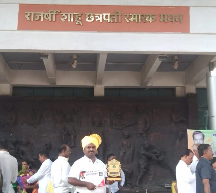 मालवणच्या सिंधुदुर्ग महाविद्यालयाचे प्राध्यापक लेफ्टनंट डॉ. एम. आर. खोत यांना सत्यशोधक अण्णा भाऊ साठे समाजभूषण पुरस्कार प्रदान.