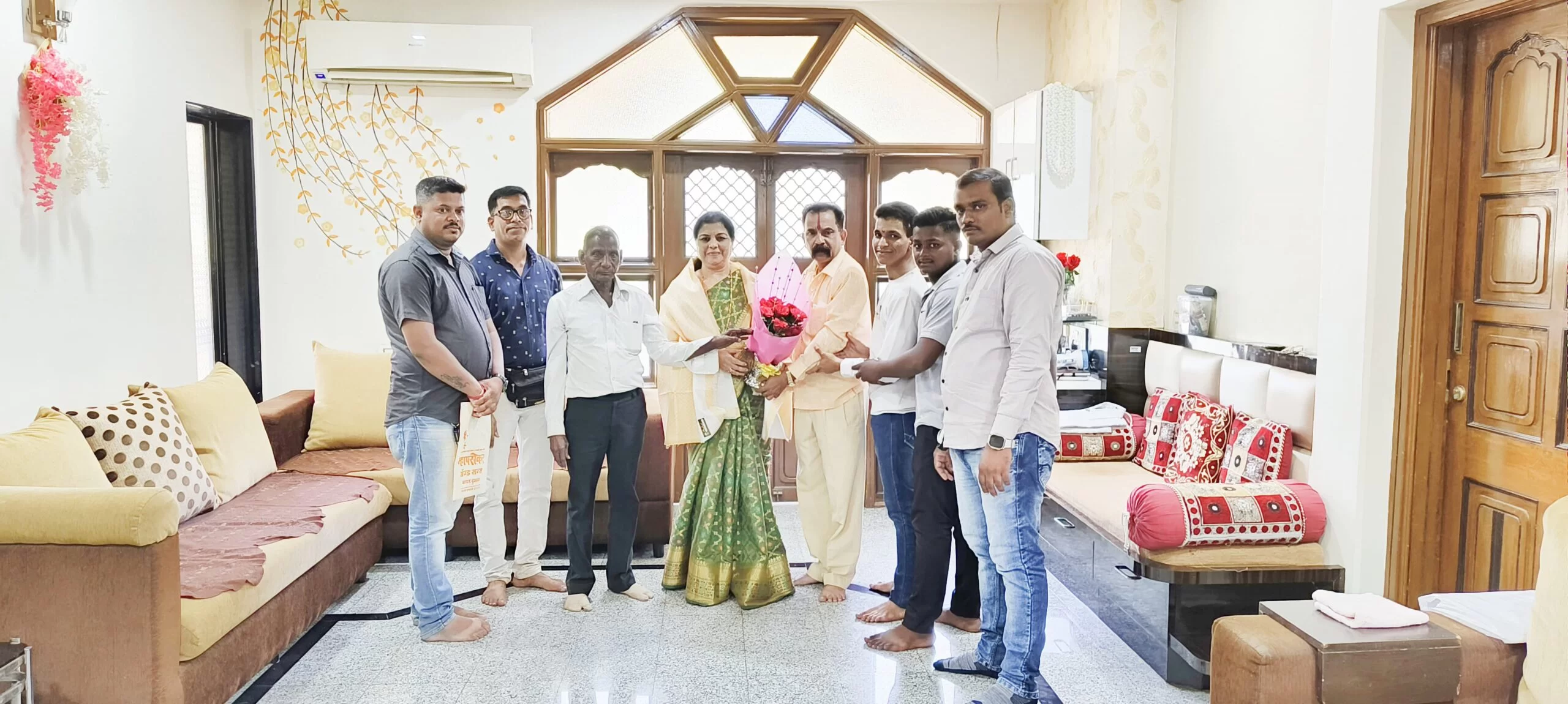 माऊली मित्रमंडळ, शालेय मित्रमंडळ आणि नगरपंचायत जुने भाजीमार्केट मित्रमंडळ यांच्याकडुन राजापुरमधील माजी आमदार यांची भेट