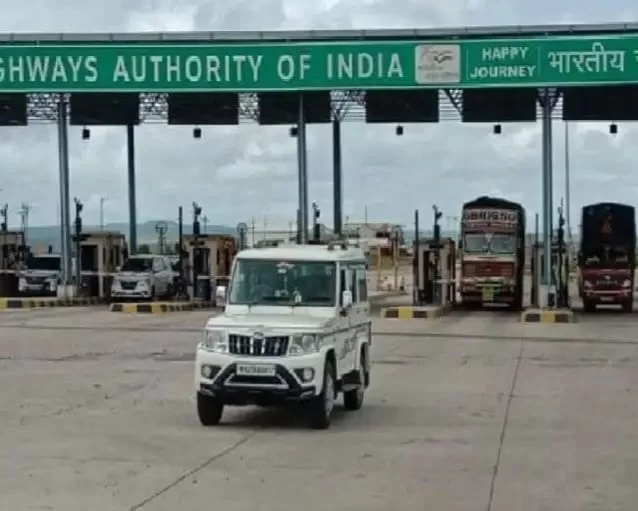 टोल नाक्यावरील कर्मचाऱ्यांनी एका वाहनचालकाला लाठ्याकाठ्यांनी केली बेदम मारहाण..!