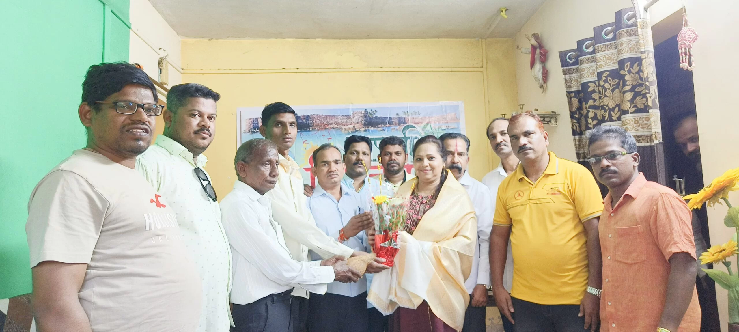 माऊली मित्रमंडळ, कणकवली नगरपंचायत जुने भाजीमार्केट व्यापारी मित्रमंडळ, ॐ नमो भगवते भालचंद्राय नमः आणि राजेंद्र पेडणेकर मित्रमंडळ यांच्या वतीने आपली सिंधुनगरी चॅनेल समूहाच्या मुख्य संचालक व शिक्षिका सौ. फिलोमीना पंडित यांचा सत्कार.