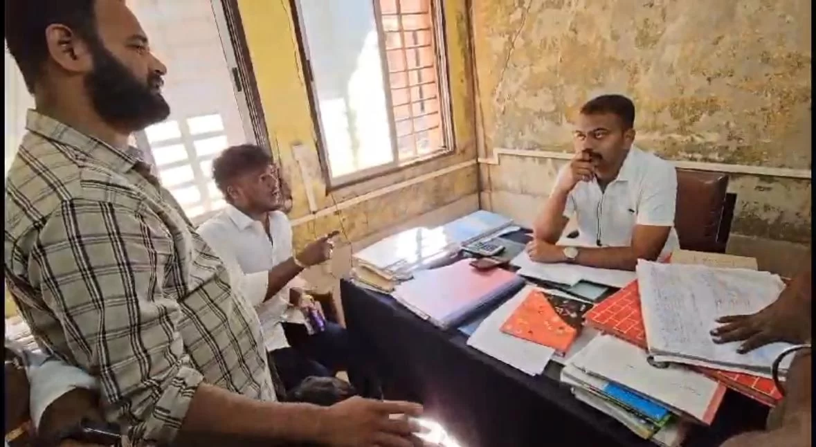 मालवणात मनसेने घेतली एस टी प्रवाश्यांच्या विविध गैरसोयींची दखल ; तक्रारींचे निवारण नाही झाले तर 'मनसे' पद्धत वापरली जाणार असल्याचा दिला इशारा.