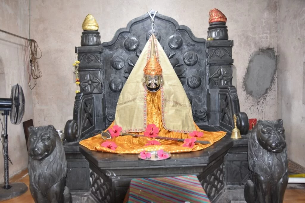 त्या शासकीय अधिकार्यांना मात्र ५०० रुपये देऊन किल्ले सिंधुदुर्गवर महिनाभर शिक्षा म्हणून पाठवा : गड - दुर्ग रक्षण समितीचे समन्वयक श्री. सुनील घनवट.