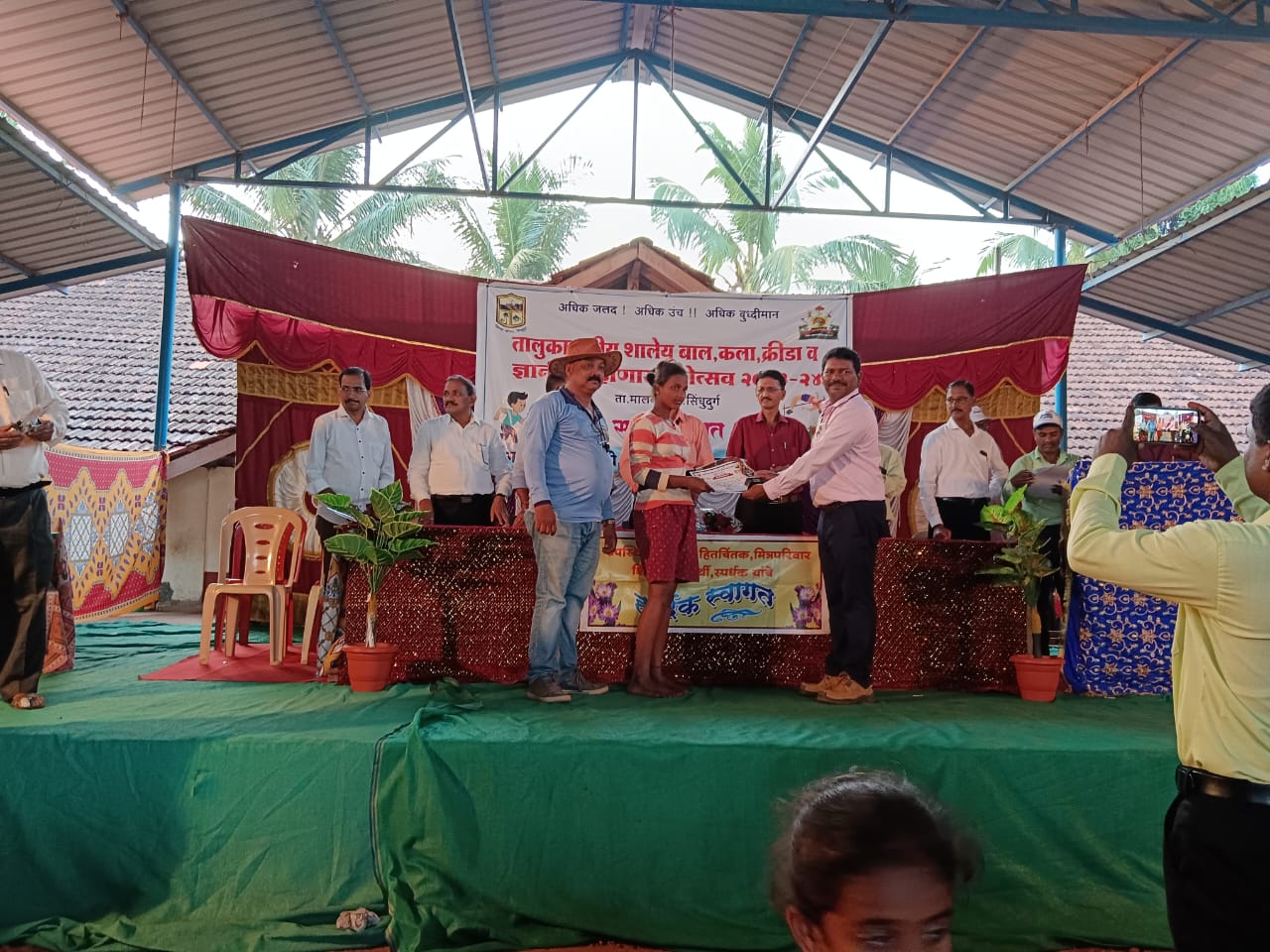 पळसंब शाळा क्र १ ची विद्यार्थिनी आर्या सावंतचे गोळाफेक मध्ये यश ; माजी सरपंच चंद्रकांत गोलतकर केले अभिनंदन.