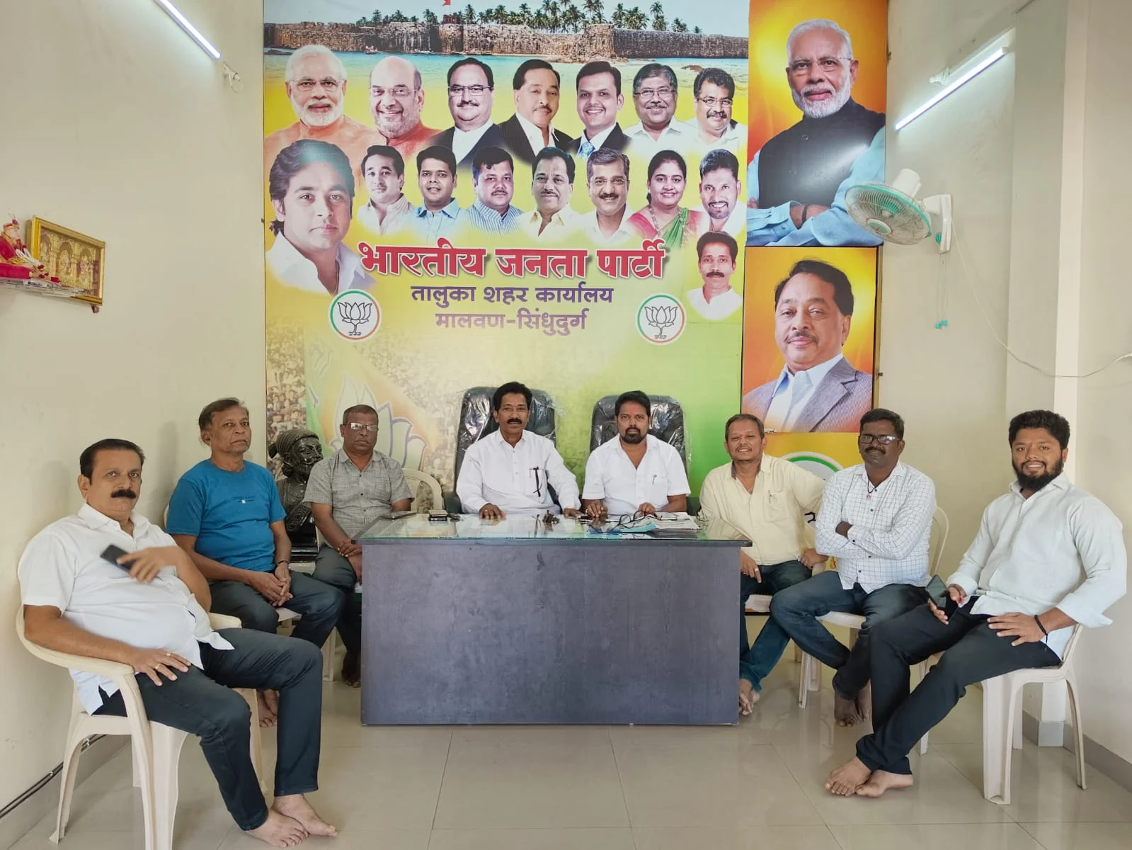 विकास कामांवर स्वतःचे 'बॅनर स्टीकर' लावण्याचे काम करणार्या आ. वैभव नाईक यांचे डिपाॅझिट जप्त करून करणार पराभव ; भाजप जिल्हा उपाध्यक्ष विजय केनवडेकर व तालुकाध्यक्ष धोंडी चिंदरकर गरजले.