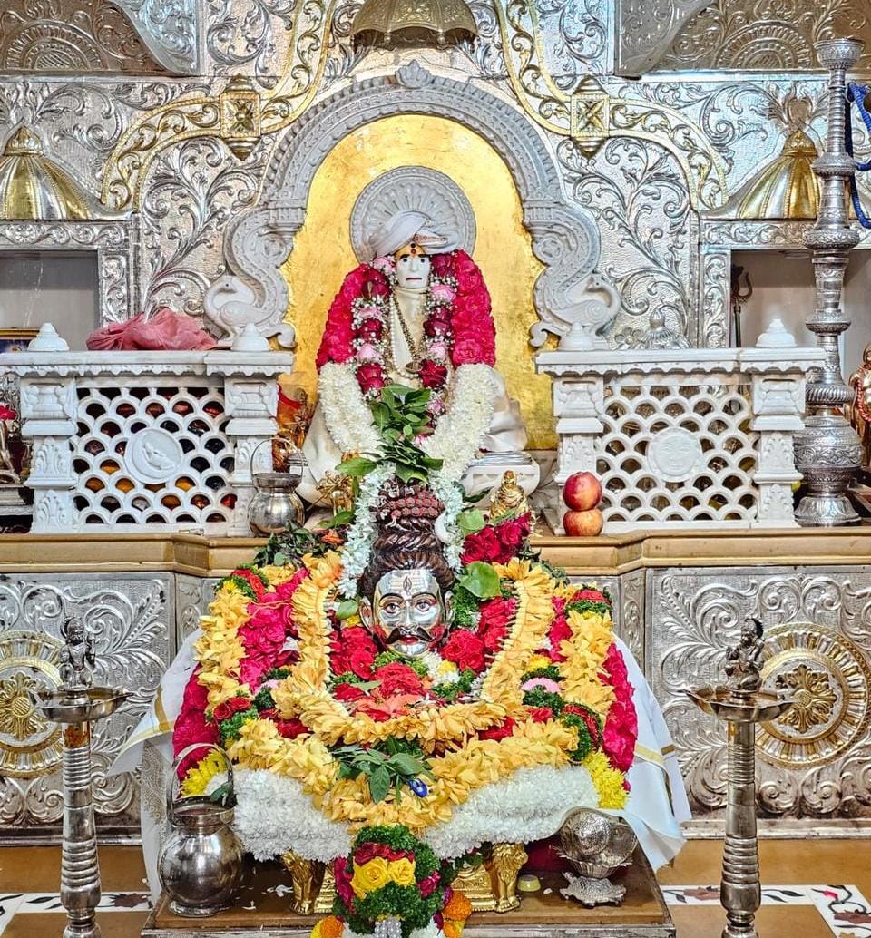 अक्कलकोट येथे नविन वर्षी स्वामी दर्शनासाठी भाविकांची गर्दी!
