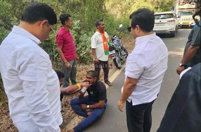 रस्त्यावर विव्हळत पडलेल्या जखमी मोटरसायकल चालकाच्या मदतीला धावले आमदार नितेश राणे..!