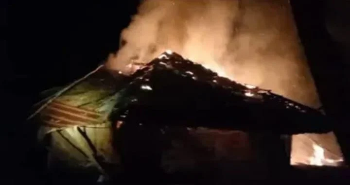 ओवळीयेत घराला आग ; कष्ट करून शेतीवर अवलंबून असलेल्या आंगणे परिवाराचे लाखोचे नुकसान..!