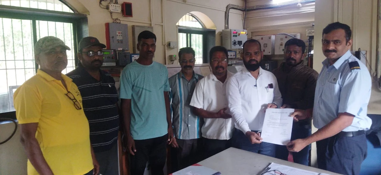 मडुरा रेल्वे स्थानकात कोकण रेल्वेचे शिल्पकार कै मधु दंडवते यांच्या जन्मशताब्दी निमित्त तैलचित्र लावण्याच्या परवानगीसाठी निवेदन.
