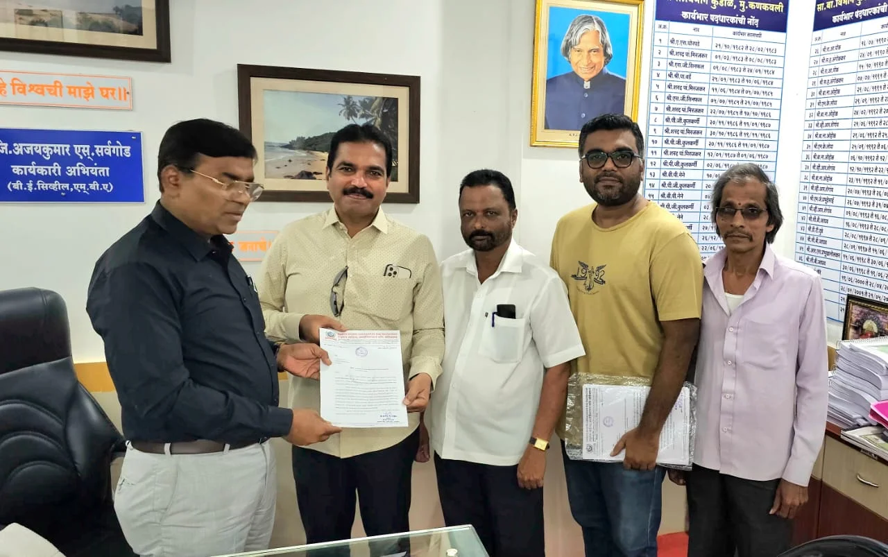 ह्यूमन राईटस् असोसिएशन फाॅर प्रोटेक्शन सिंधुदुर्गच्या वतीने सा. बां विभाग कार्यकारी अभियंता अजयकुमार सार्वगौड यांना पोलिस वसाहतींबाबत दिले विशेष निवेदन.