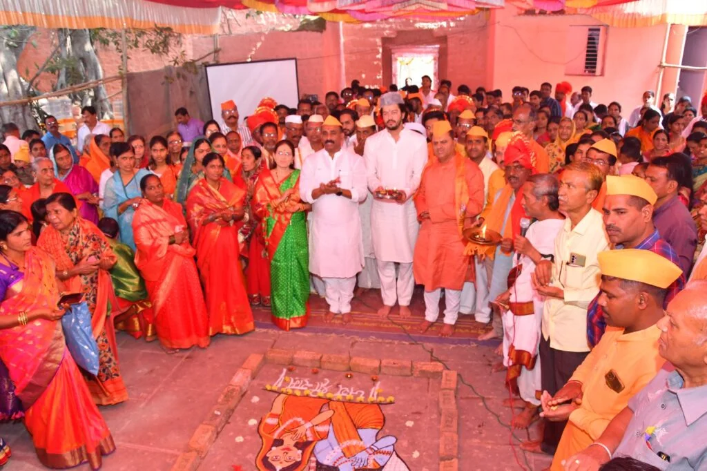 अक्कलकोट येथील श्रीराम मंदिरात मंगल आरतीने श्रीरामांची पूजा ; चेअरमन महेश इंगळेंच्या हस्ते श्रीरामांना पंचामृत दुग्धाभिषेक