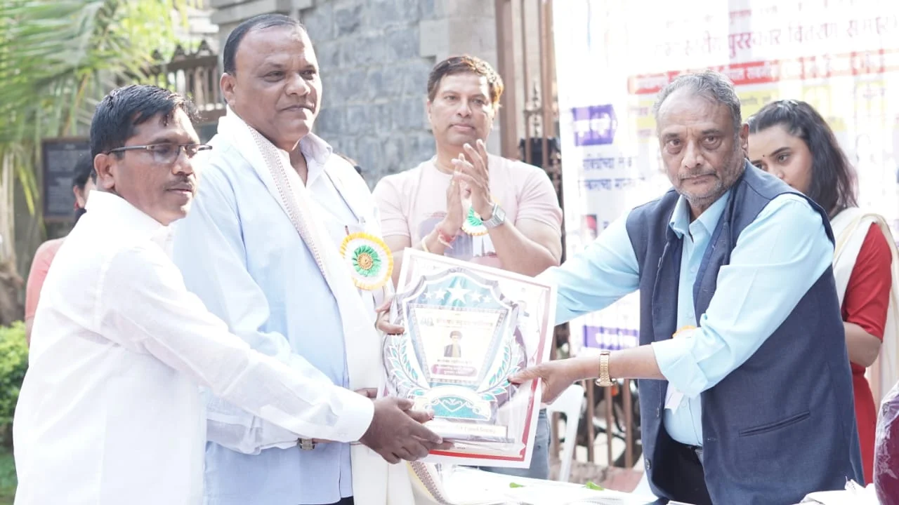 स. का. पाटील सिंधुदुर्ग महाविद्यालयचे प्राध्यापक आणि अर्थशास्त्र विभाग प्रमुख डॉ. देविदास हारगिले यांना राज्यस्तरीय आदर्श शिक्षक पुरस्कार प्रदान.