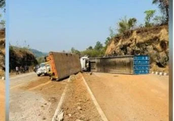 हायवेवरील नडगिवे घाटात पलटला मुंबईकडे जाणारा कंटेनर…!