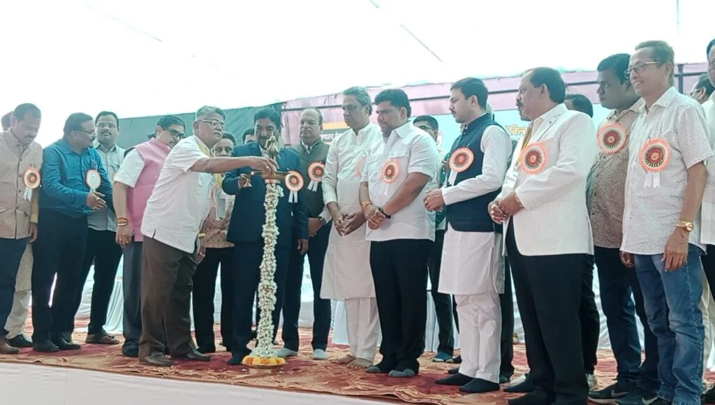 मालवणात ३६ वा सिंधुदुर्ग जिल्हा महासंघाचा व्यापारी एकता मेळावा विराट व्यापारी उत्साहाने संपन्न ; पालकमंत्री रवींद्र चव्हाण, आमदार वैभव नाईक, काॅन्फेडरेशन ऑफ ऑल इंडिया ट्रेडर्सचे संस्थापक व सरचिटणीस प्रवीण खंडेलवाल, स्मार्ट आर्किटेक्टसचे डिजीटल मार्गदर्शक निहार साईल, महाराष्ट्र चेंबर ऑफ काॅमर्सचे माजी अध्यक्ष आशिष पेडणेकर, कोकणत्न उद्योजक दीपक परब यांच्यासह अनेक मान्यवरांची उपस्थिती.