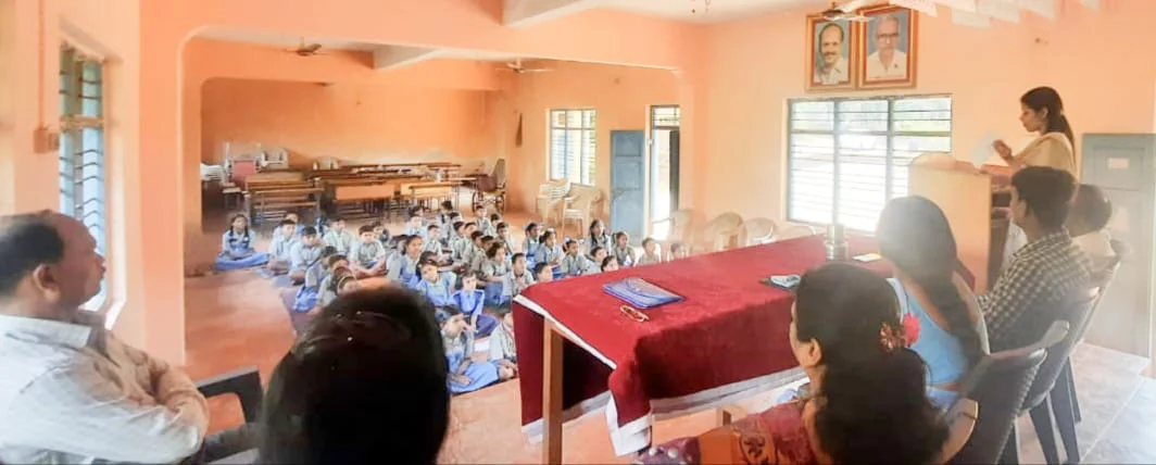 ॲक्सीस बँक अधिकारी अंकिता परब यांचे नांदगांव येथे शालेय मार्गदर्शन.