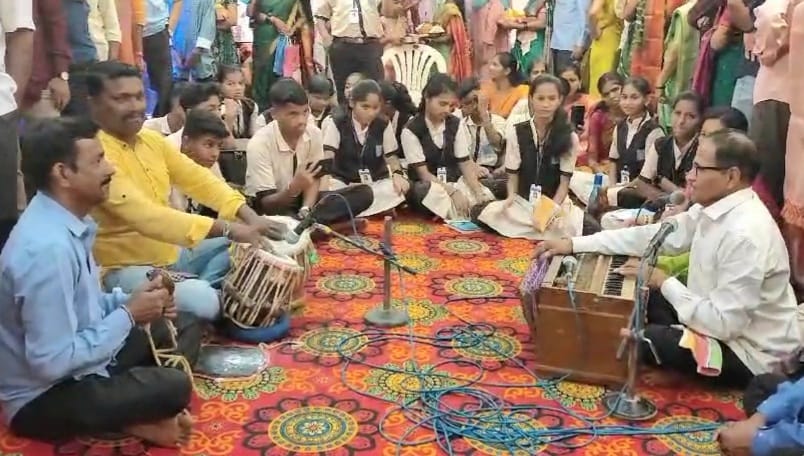 या कुन्देन्दुतुषारहारधवला…सा मां पातु सरस्वती भगवती ; मुणगे जत्रोत्सवात शालेय विध्यार्थ्यांच्या गायनाने सुखावले श्रोते..!