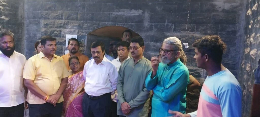 खासदार विनायक राऊत यांनी मालवण शहर व किल्ले सिंधुदुर्गवरील शिवराजेश्वर मंदिराला भेट देत घेतला आढावा ; शिवसेना पक्षप्रमुख उद्धव बाळासाहेब यांच्या दौर्याच्या पार्श्वभूमीवर केली विशेष पहाणी.