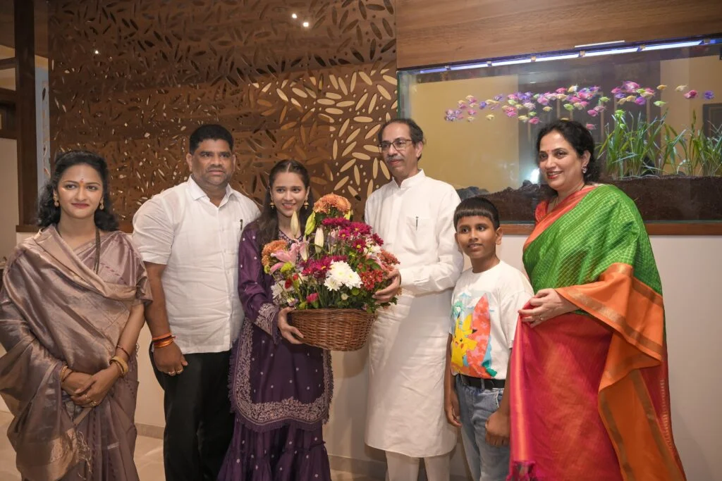 शिवसेना पक्षप्रमुख उद्धव ठाकरे व रश्मी ठाकरे यांचे नाईक कुटुंबियांनी केले स्वागत.