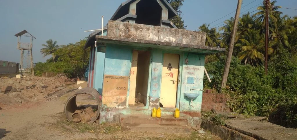 शिवसैनिक तपस्वी मयेकर यांचे मोरेश्वर स्मशानभूमीतील शौचालय व पंप दुरुस्तीसाठी निवेदन.