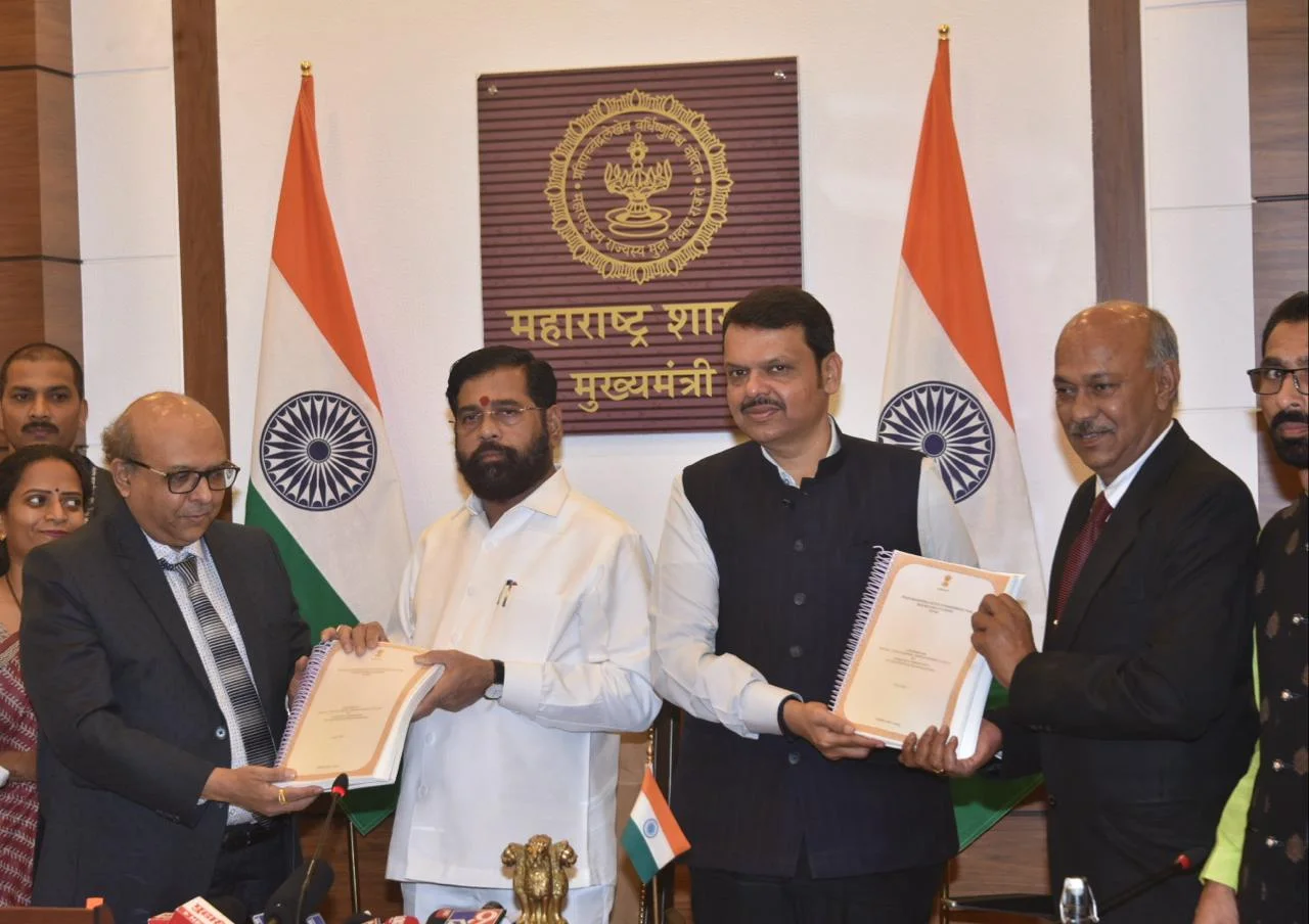 मराठा समाजाचे मागासलेपण तपासण्यासाठीचा सर्वेक्षणाचा अहवाल मुख्यमंत्र्यांना सुपूर्द ; विक्रमी वेळेत अहोरात्र काम करून सर्वेक्षण पूर्ण केल्याबद्धल प्रशंसा.