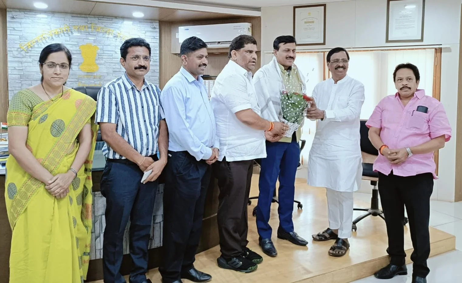 आयुष्मान भारत मिशनचे प्रमुख डॉ. ओमप्रकाश शेटे यांचा खासदार विनायक राऊत व आमदार वैभव नाईक यांनी केला सत्कार.