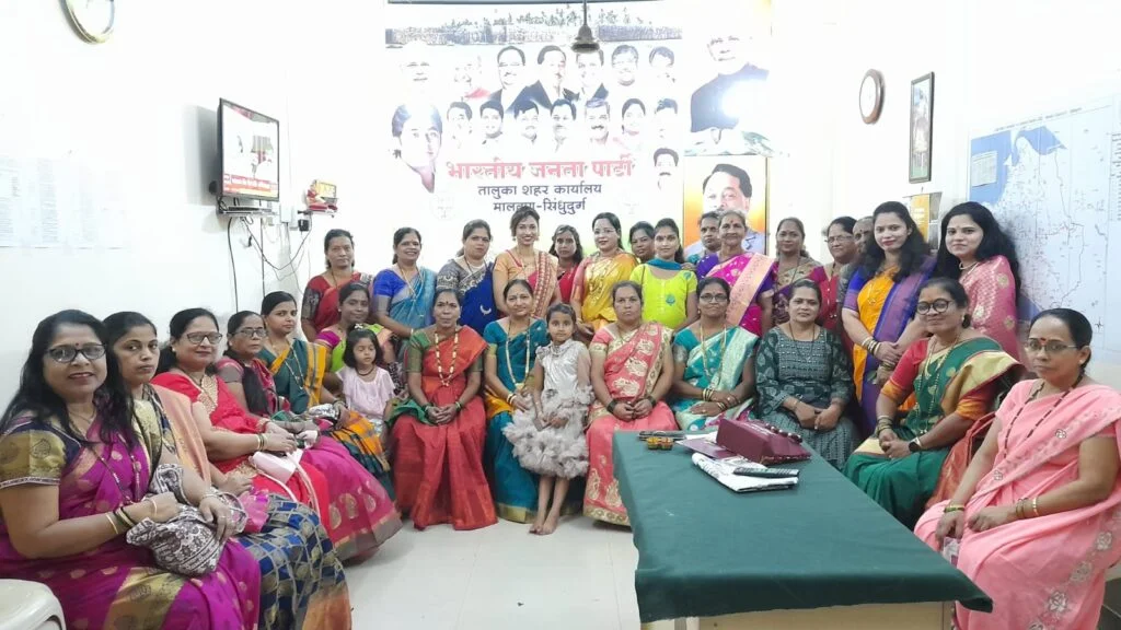 भाजप महिला आघाडी व ओसरगांव जिजाऊ महिला संस्था अध्यक्ष सौ.  नीलमताई राणे पुरस्कृत हळदी कुंकू समारंभांना उत्स्फूर्त प्रतिसाद.