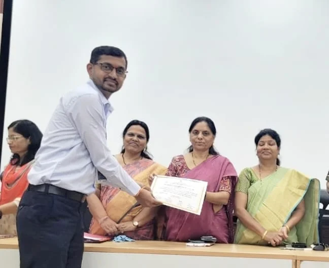 राज्यस्तरीय नवोपक्रम स्पर्धेत प्राथमिक शिक्षक व मुख्याध्यापक गटातून गणेश नाईक यांचे सुयश.
