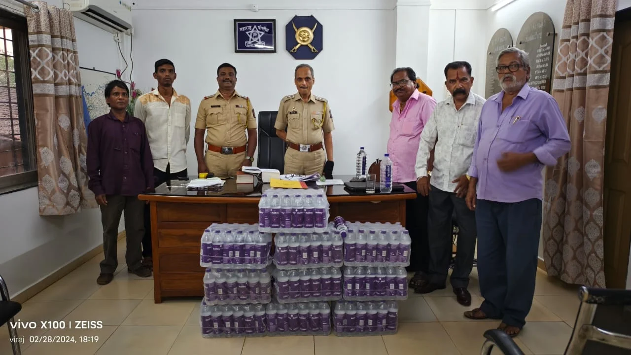 आंगणेवाडी यात्रेच्या पार्श्वभूमीवर माऊली मित्र मंडळाच्या वतीने पोलिसांना पाणी बाॅटलचे वाटप.