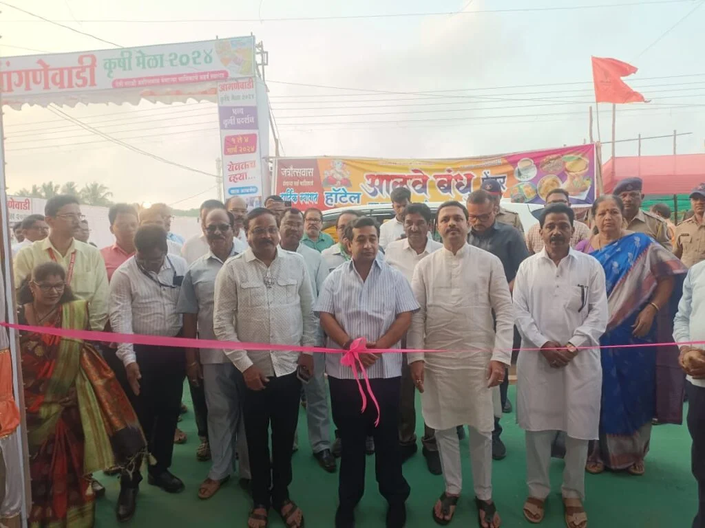 आंगणेवाडी येथे सिंधुदुर्ग जिल्हा बॅन्क व नाबार्ड यांच्या वतीने आयोजीत महिला बचत गट उत्पादित साहित्य विक्री व  प्रदर्शनाचे उद्गाटन.