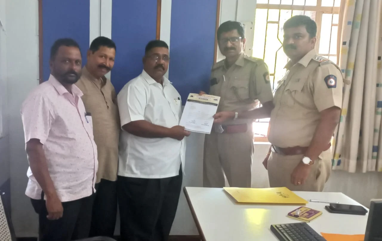 कोकण विभाग रिक्षा टॅक्सी महासंघाचे कुडाळ तालुका अध्यक्ष रवी माने यांना आर.  टी. ओ. निरीक्षक संदीप भोसले यांच्या हस्ते नियुक्तीपत्र प्रदान.