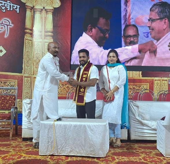 आंगणे कुटुंबियांच्या वतीने माजी नगरसेवक यतीन खोत आणि उद्योजिका सौ. शिल्पा यतीन खोत यांचा सत्कार.