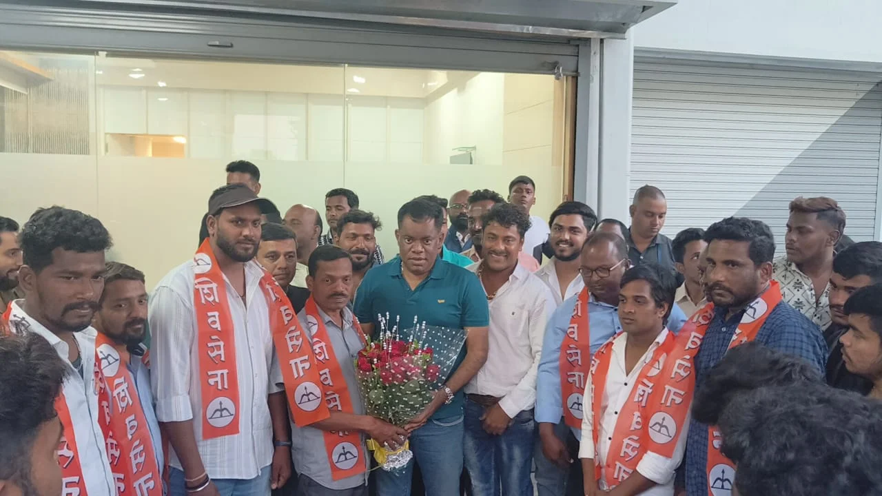 मेढा राजकोट येथील ठाकरे गटाचे वाॅर्ड पदाधिकारी लुईस (पपो) राॅड्रीग्ज व अनेक सहकारी शिवसेनेत ; शिवसेना नेते किरण उर्फ भैयाशेठ सामंत यांच्या उपस्थितीत रत्नागिरीत केला पक्षप्रवेश.